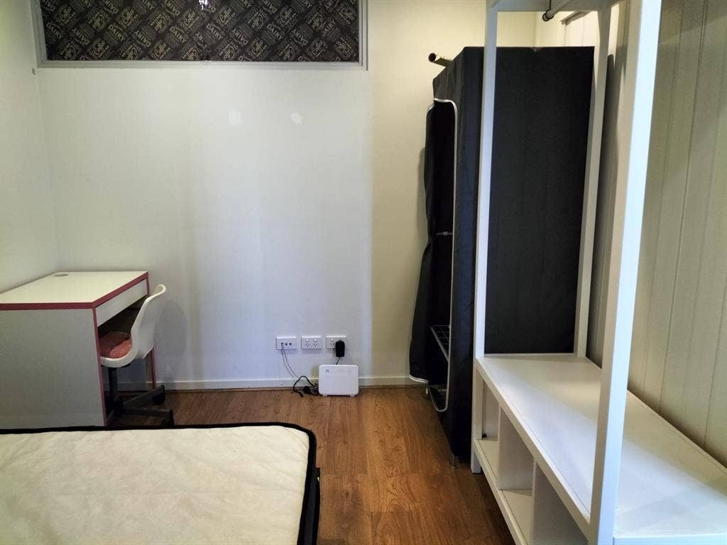 Private bedroom w/shared bathroom