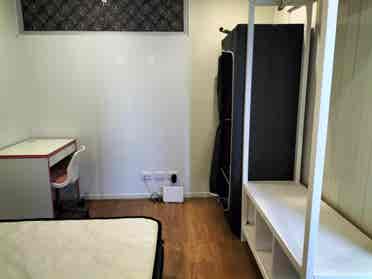 Private bedroom w/shared bathroom