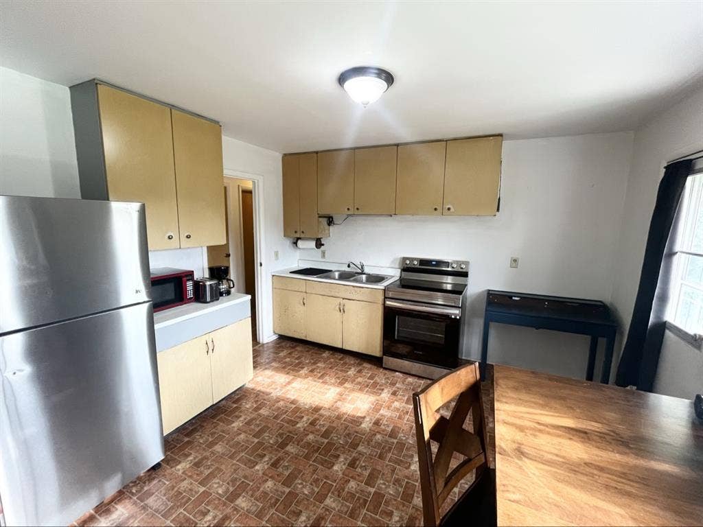 Room for rent in spacious 3 bedroom