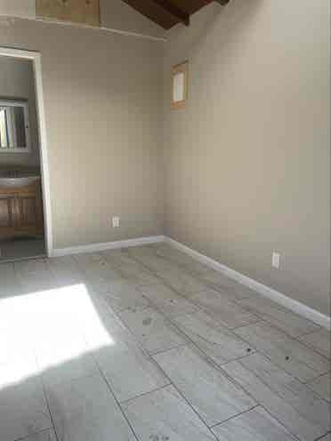 Studio. Walkable to stores.