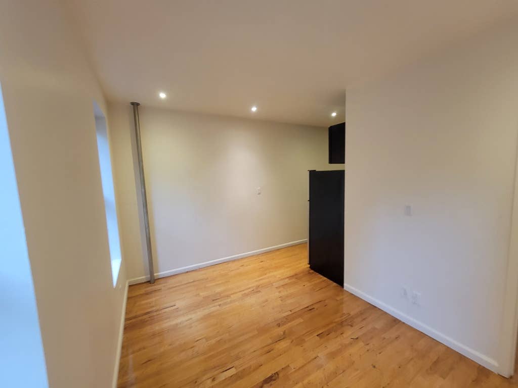 Matching 3 Room+Mates With Pizza