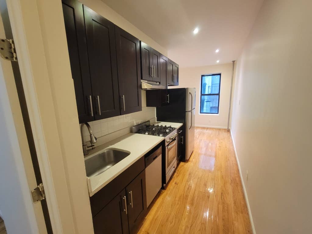 Matching 3 Room+Mates With Pizza
