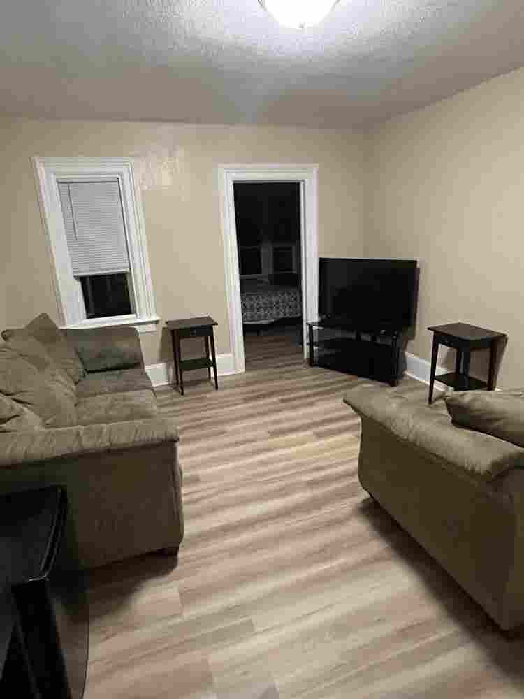 SEEK WOMEN ROOMMATES!