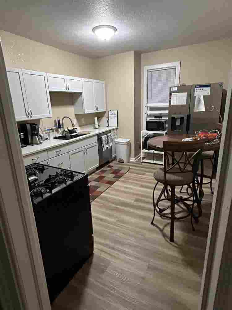 SEEK WOMEN ROOMMATES!