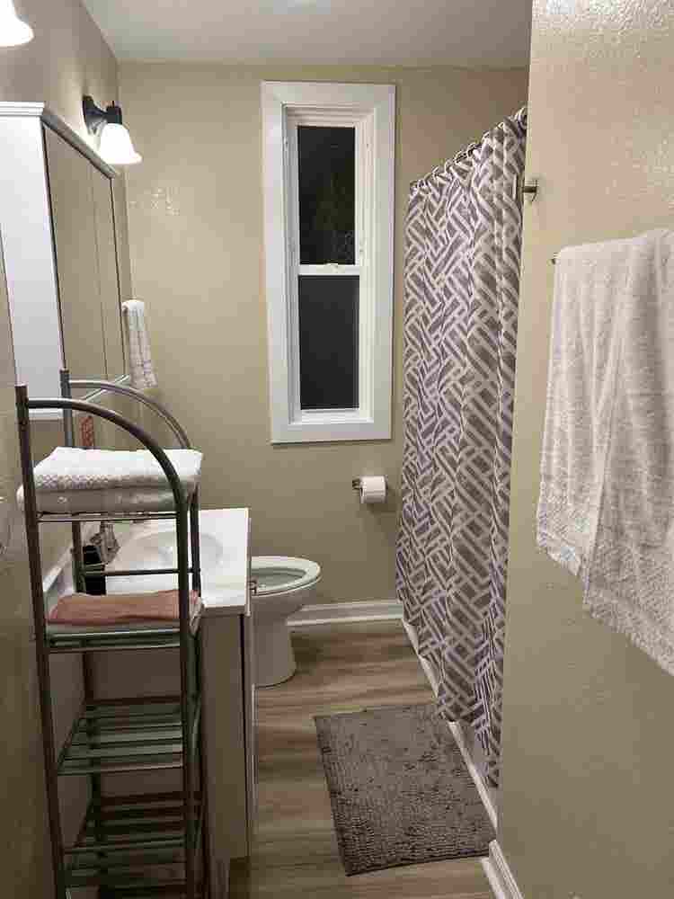 SEEK WOMEN ROOMMATES!