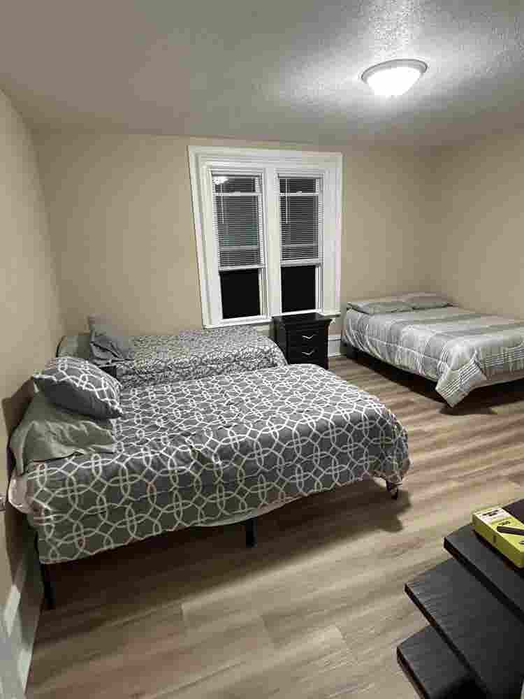 SEEK WOMEN ROOMMATES!