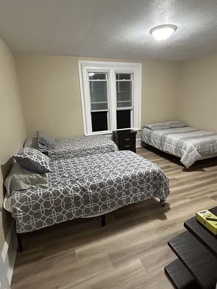 SEEK WOMEN ROOMMATES!