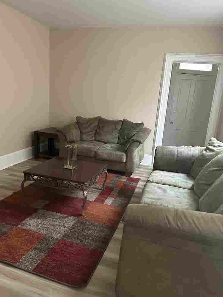 SEEK WOMEN ROOMMATES!