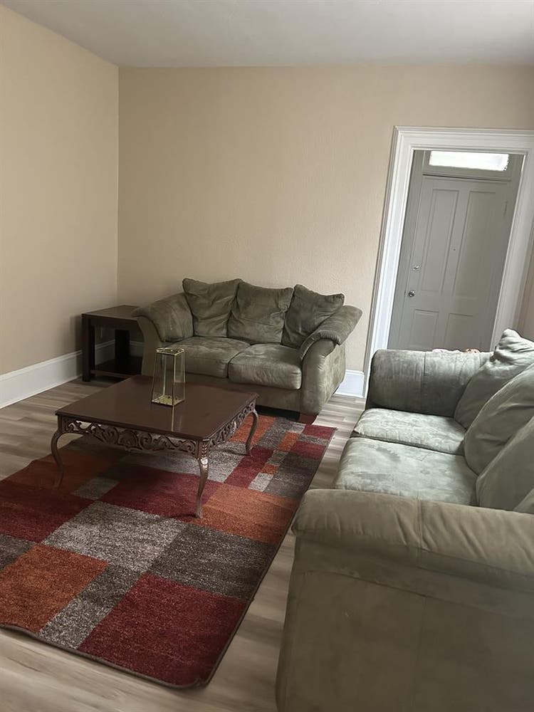 SEEK WOMEN ROOMMATES!