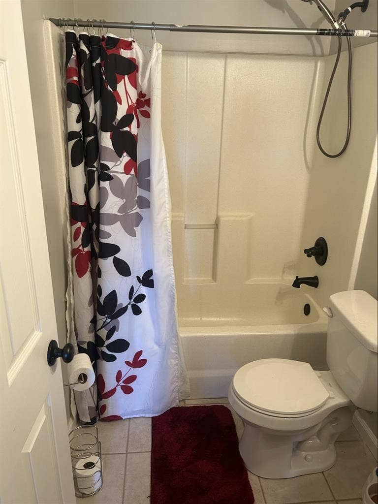 Come,rent this nice room. Approved.