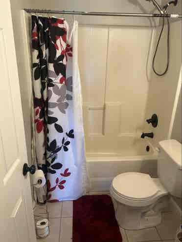 Come,rent this nice room. Approved.