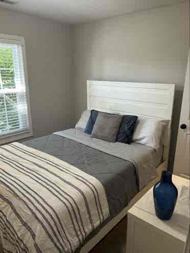 Come,rent this nice room. Approved.