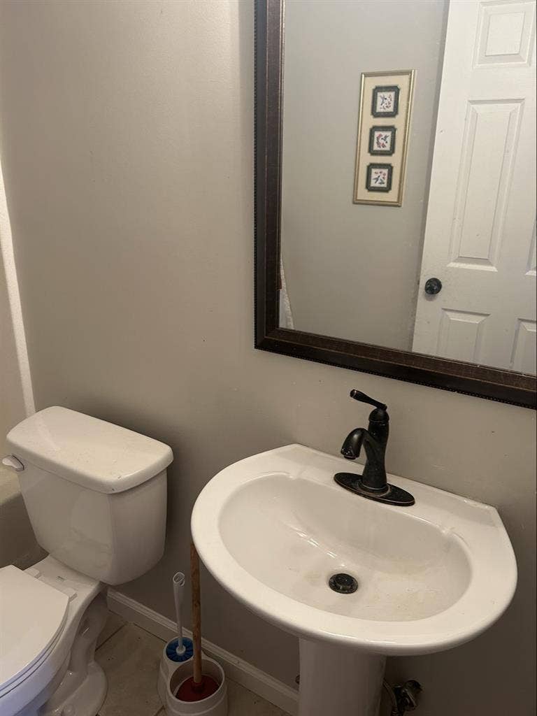 Come,rent this nice room. Approved.