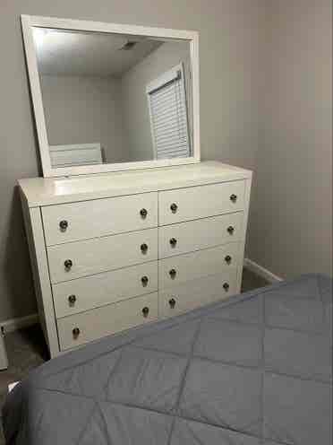 Come,rent this nice room. Approved.