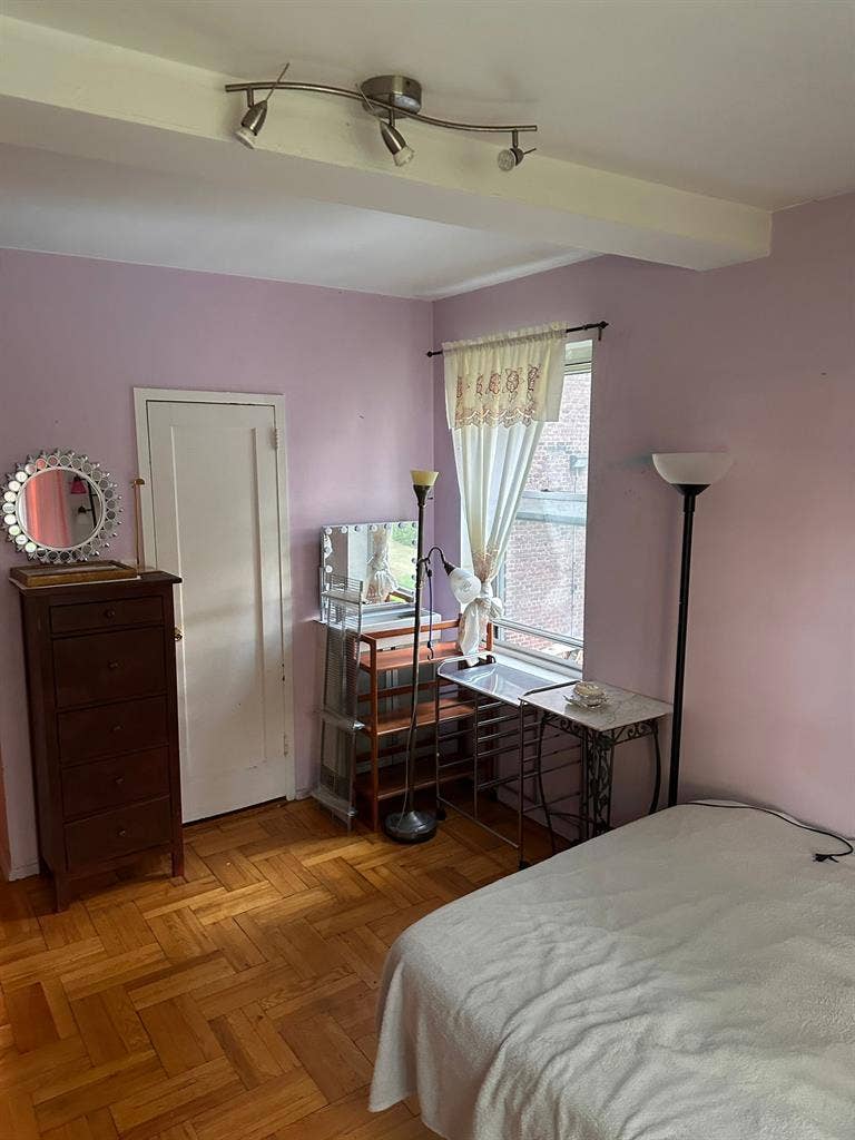 All girl 3 bedroom apartment