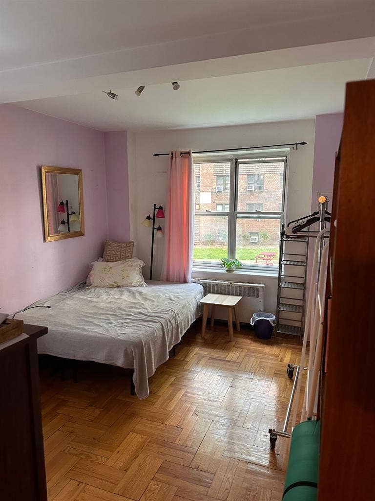 All girl 3 bedroom apartment