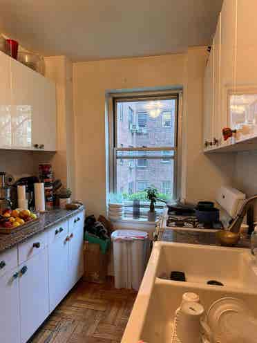 All girl 3 bedroom apartment $