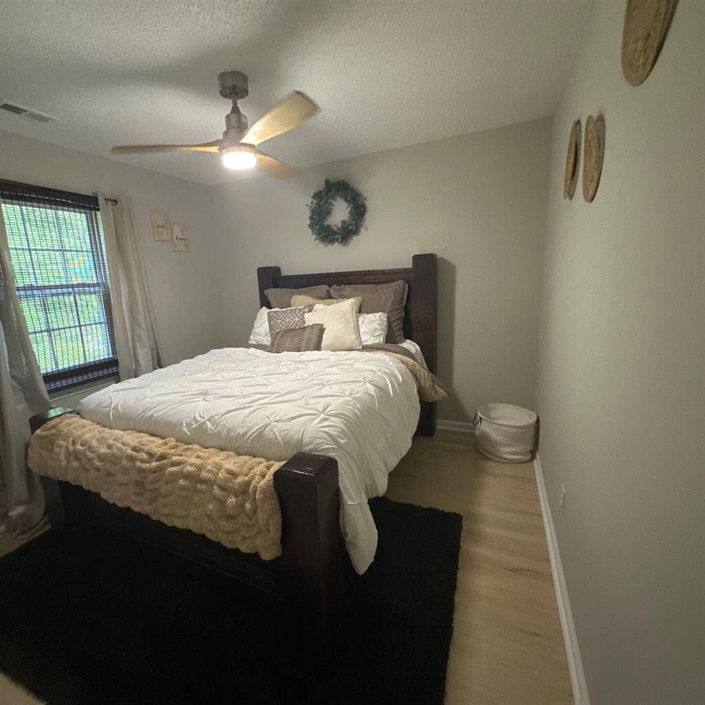 Looking for female roommate