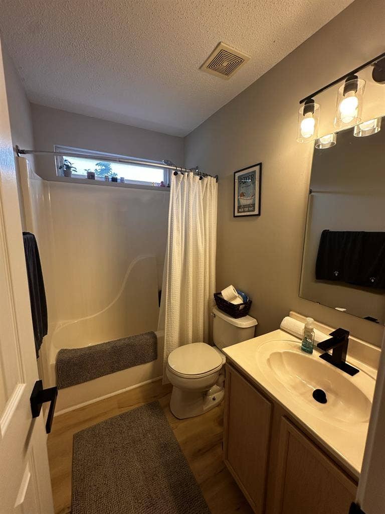 Looking for female roommate