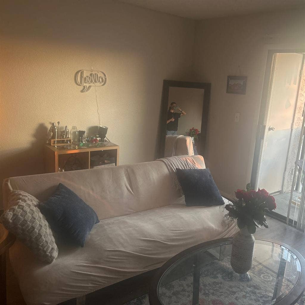 $, Glendale, August move in
