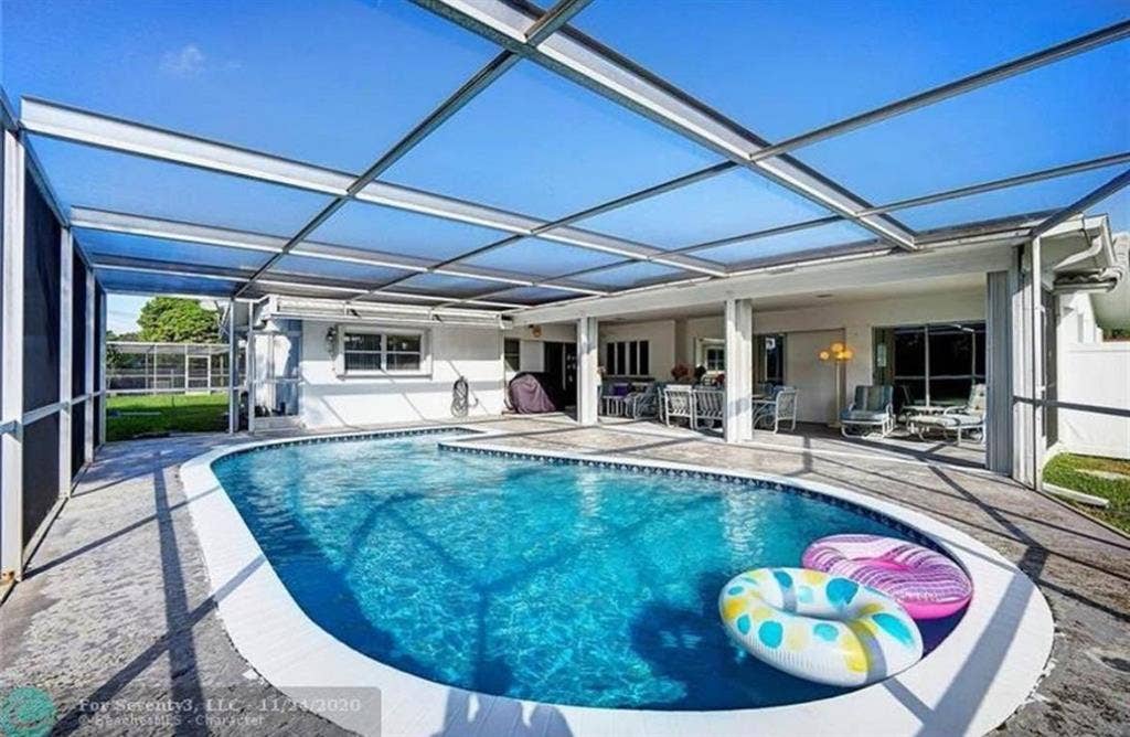 Room to rent in east Boca