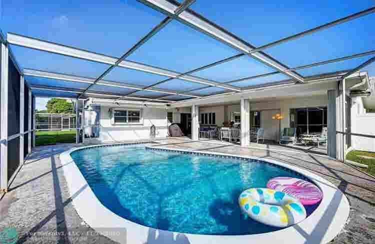 Room to rent in east Boca