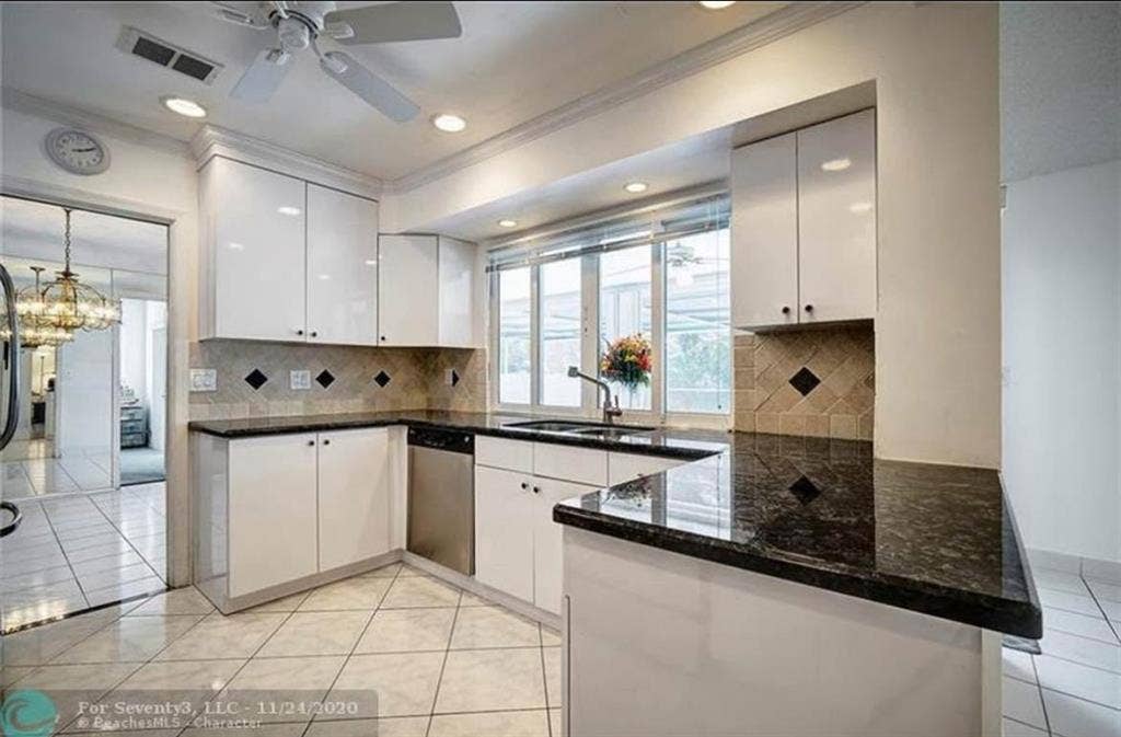 Room to rent in east Boca