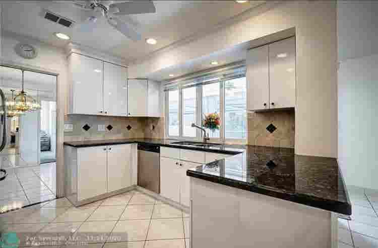 Room to rent in east Boca