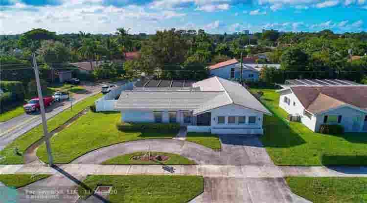 Room to rent in east Boca