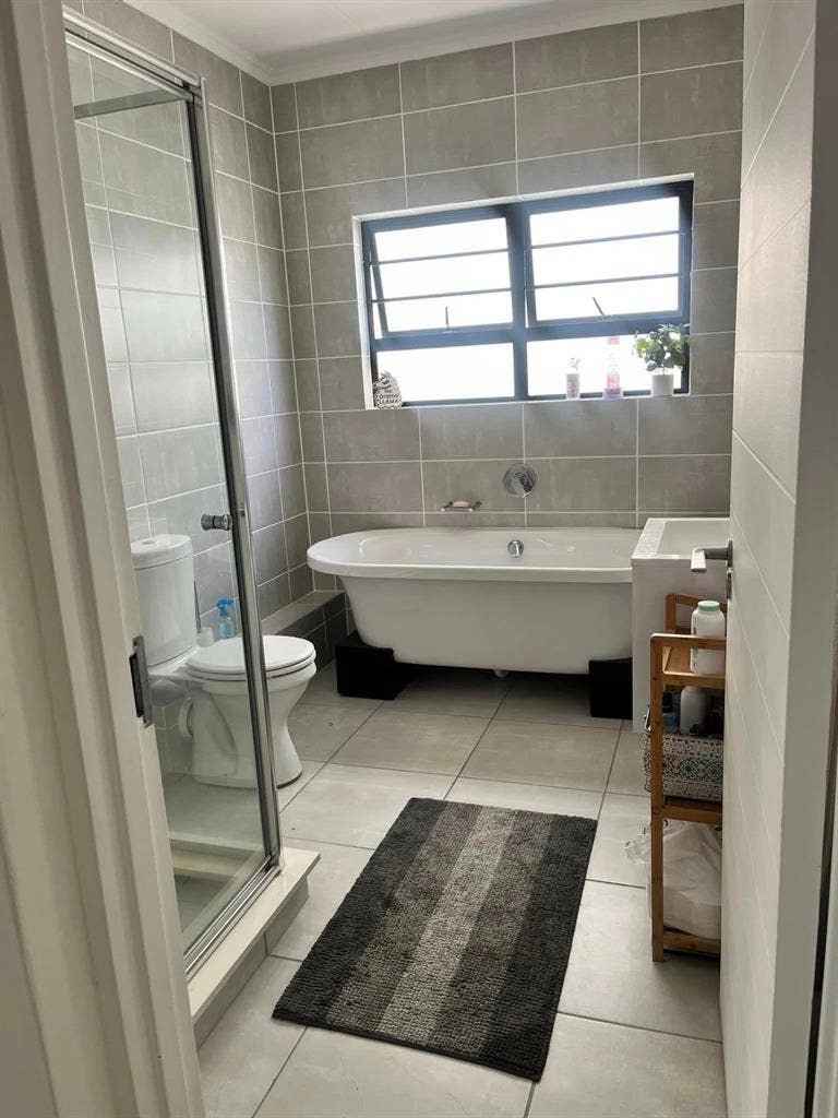 1 Unfurnished Room in House Share