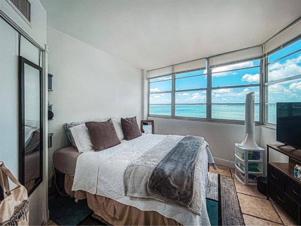 Brickell Roommate