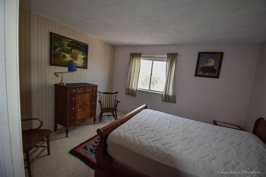 Looking for "one" roommate / tenant