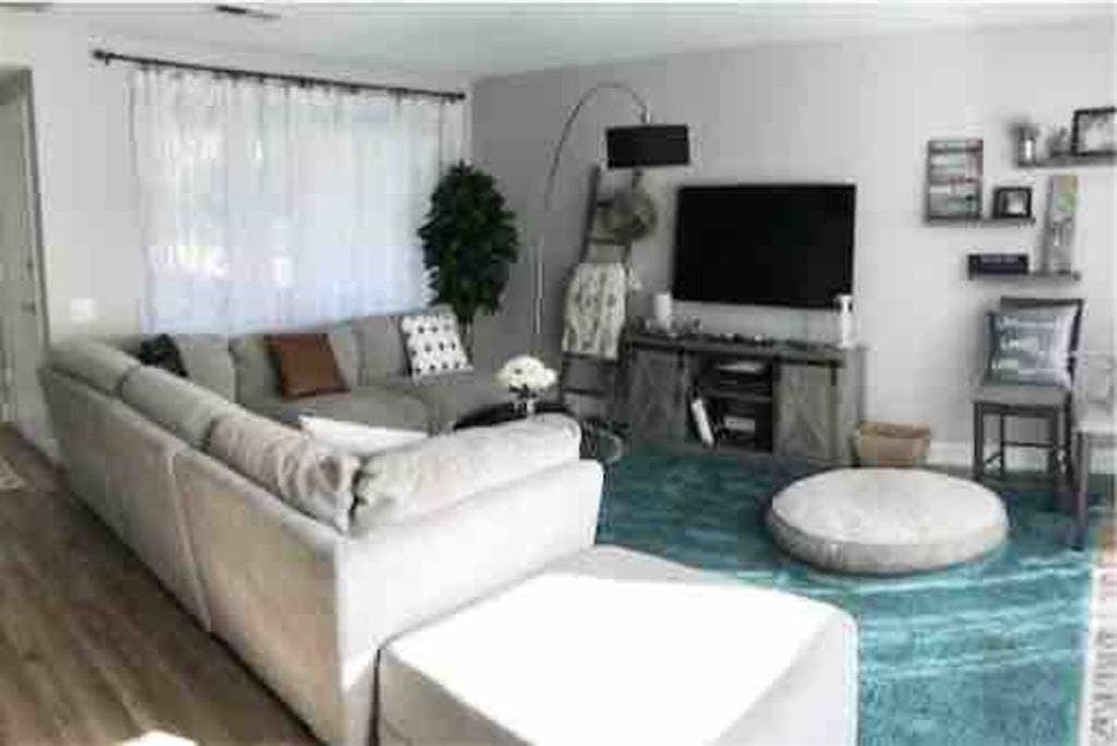 Upstairs Room - Beach/Freeway Close