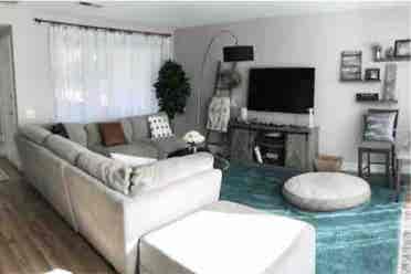 Upstairs Room - Beach/Freeway Close