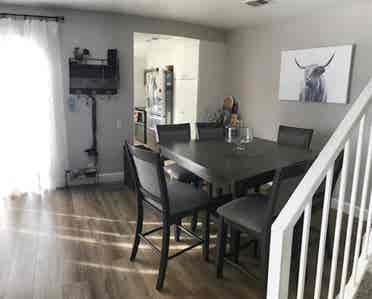 Upstairs Room - Beach/Freeway Close