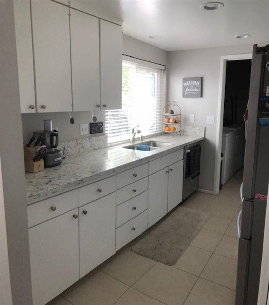 Upstairs Room - Beach/Freeway Close