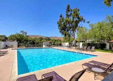 Upstairs Room - Beach/Freeway Close