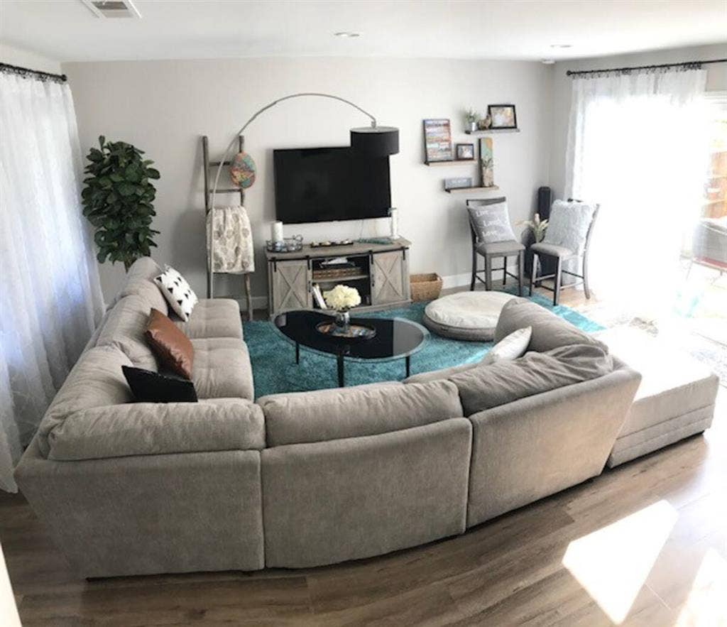 Upstairs Room - Beach/Freeway Close