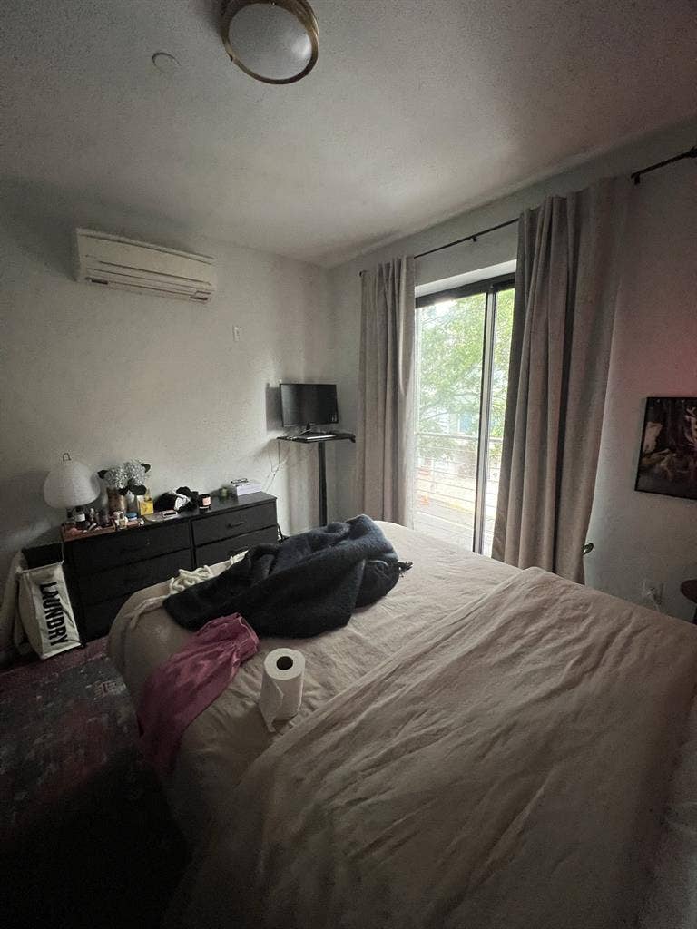 Queen Size Bedroom in Williamsburg