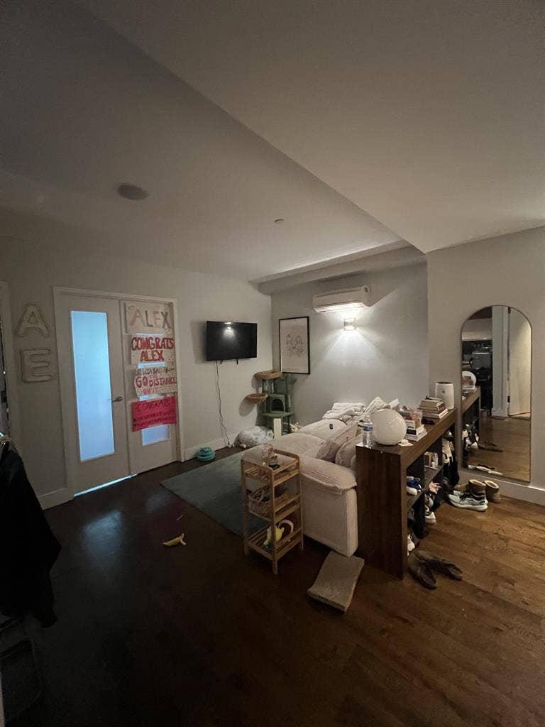 Queen Size Bedroom in Williamsburg