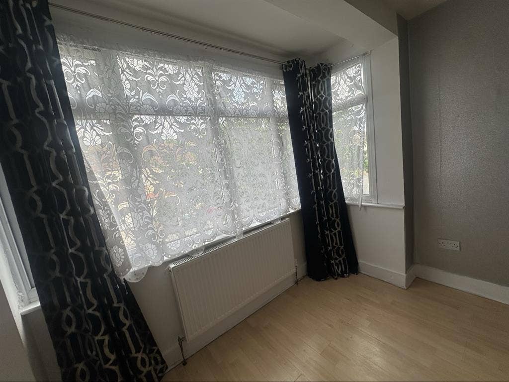 sharing / double room for girls