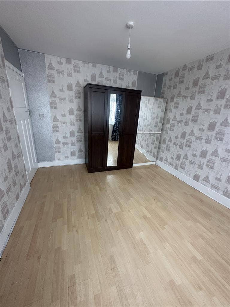 sharing / double room for girls