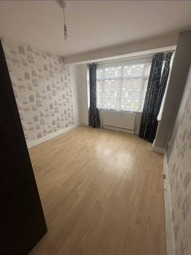 sharing / double room for girls