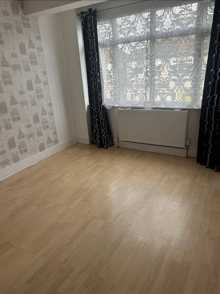 sharing / double room for girls