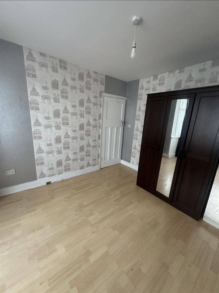 sharing / double room for girls