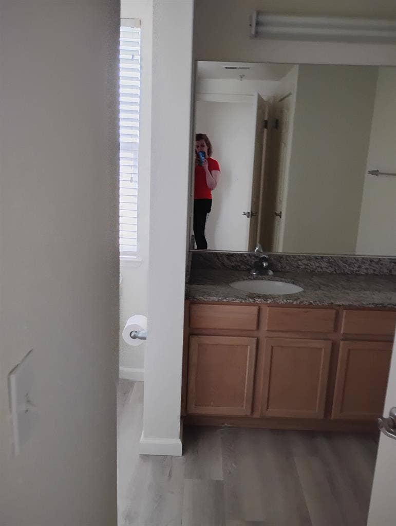 . Private bath, room, parking!