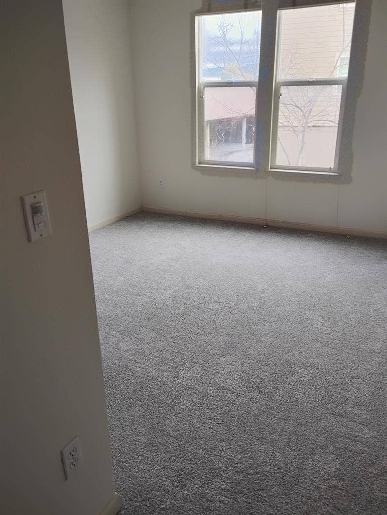 . Private bath, room, parking!