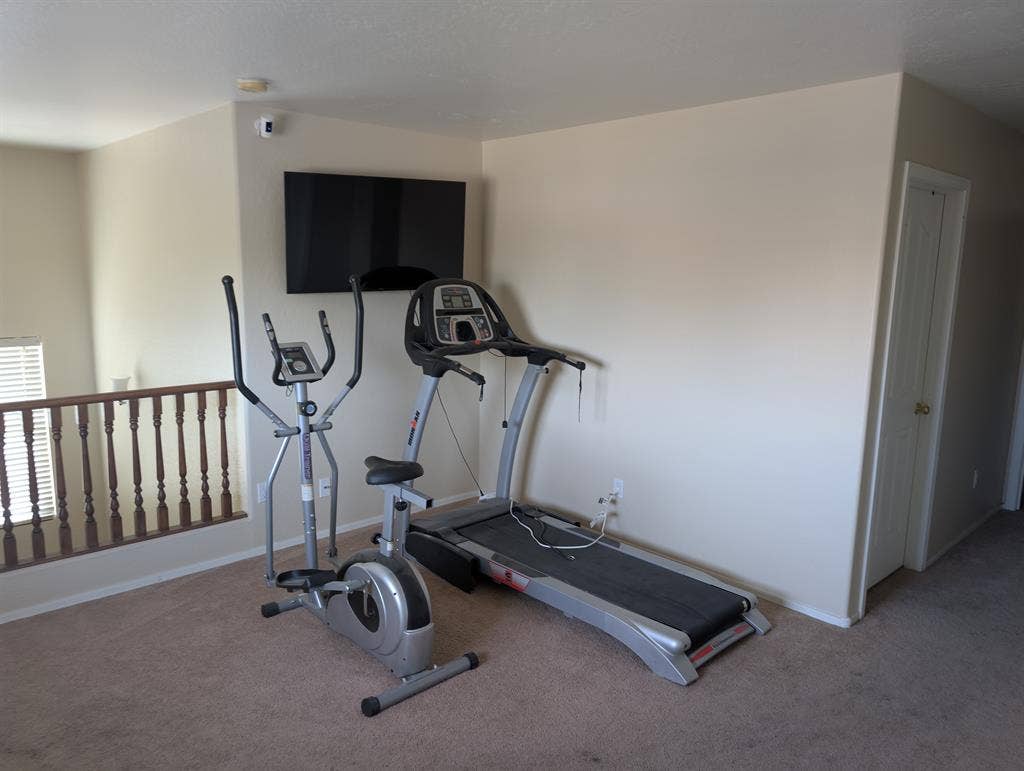 Great location. Close to Fwy