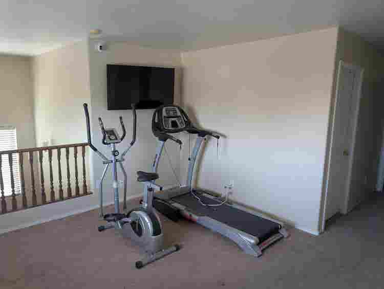 Great location. Close to Fwy