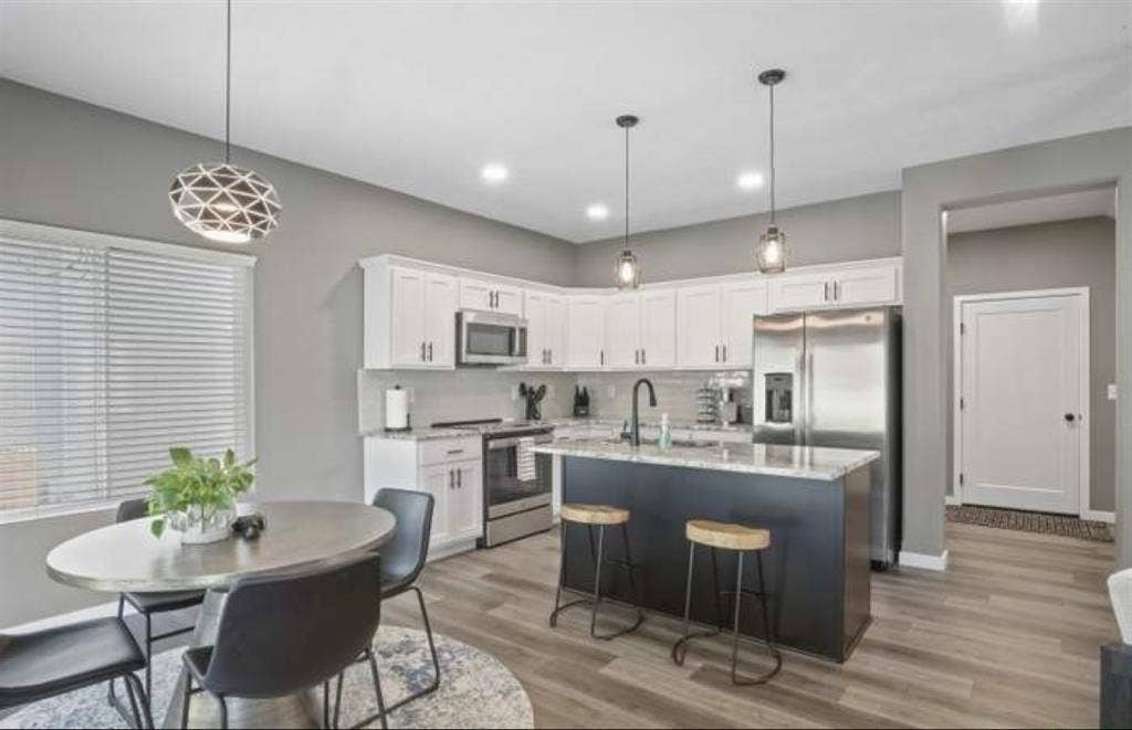Looking for Roommates !!